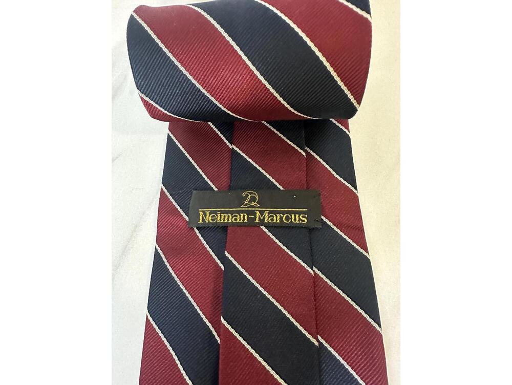 Vintage Neiman Marcus classic burgundy/navy diagonal striped/REPP silk necktie - Picture 4 of 4